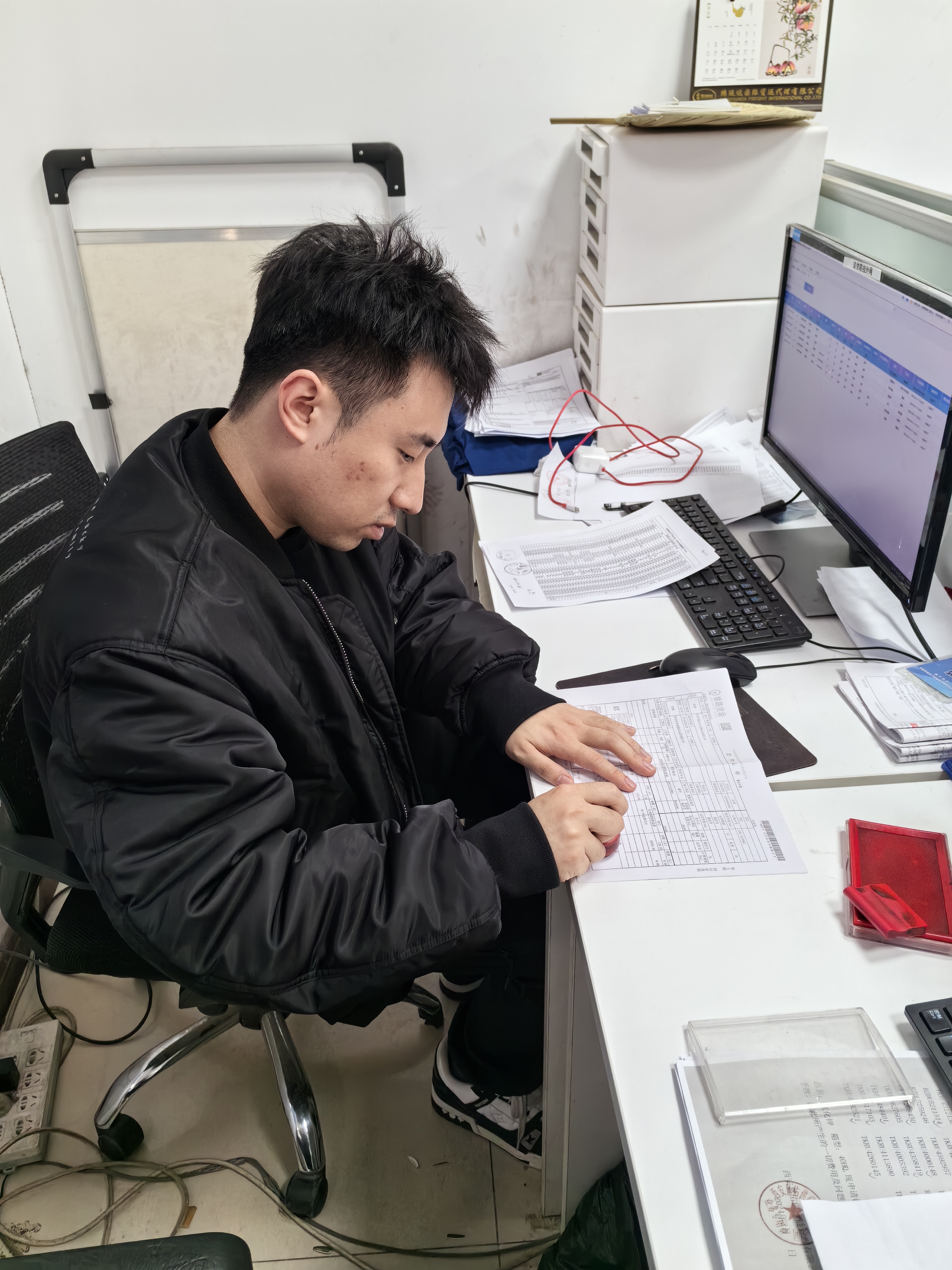 新春走基层丨驰而不息的钢铁驼队——春节探班中欧班列长安号(图2) 新春走基层丨驰而不息的钢铁驼队——春节探班中欧班列长安号(图2)