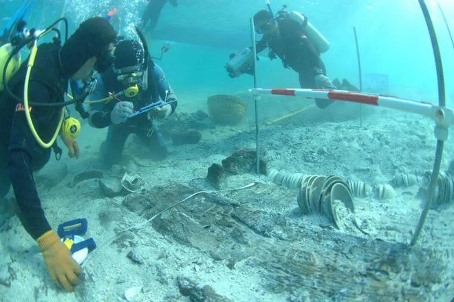 神秘巨船沉没深海800年中国花费3亿打捞竟发现8万件珍宝(图9) 神秘巨船沉没深海800年中国花费3亿打捞竟发现8万件珍宝(图9)