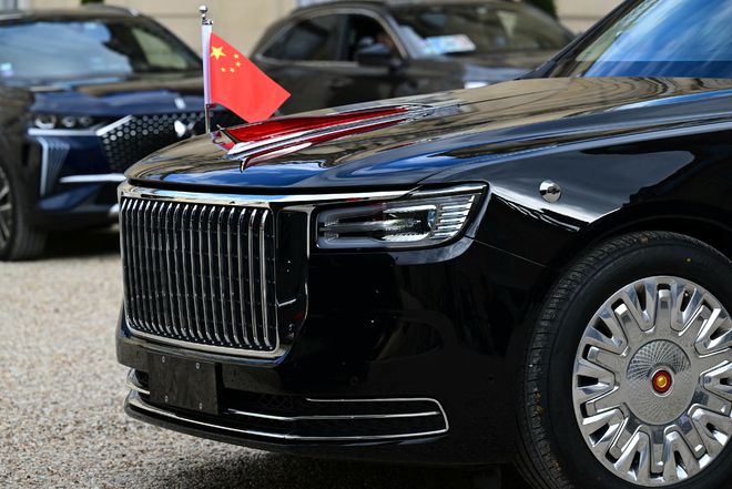 实拍:红旗车开上法国红地毯马克龙近距离欣赏中国制造(图3) 实拍:红旗车开上法国红地毯马克龙近距离欣赏中国制造(图3)