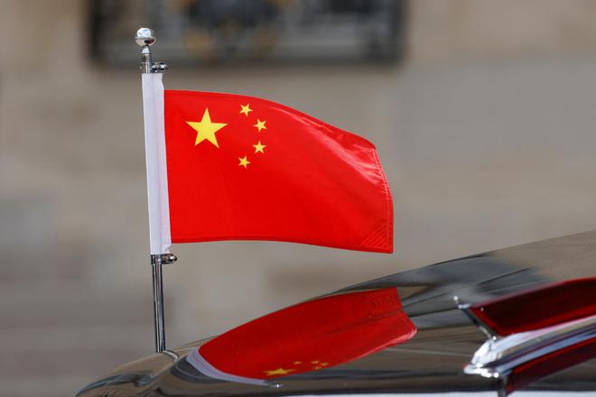 实拍:红旗车开上法国红地毯马克龙近距离欣赏中国制造(图9) 实拍:红旗车开上法国红地毯马克龙近距离欣赏中国制造(图9)