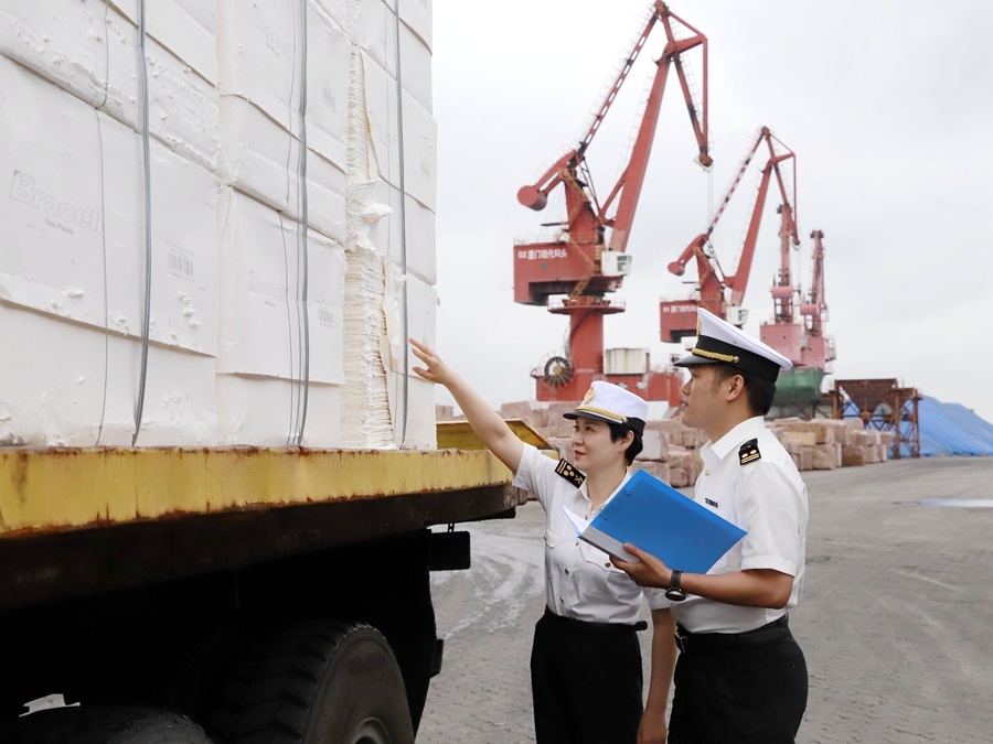助力深度融入全球纸浆物流产业链 “中国造”万吨级专业纸浆船首航厦门港(图2)