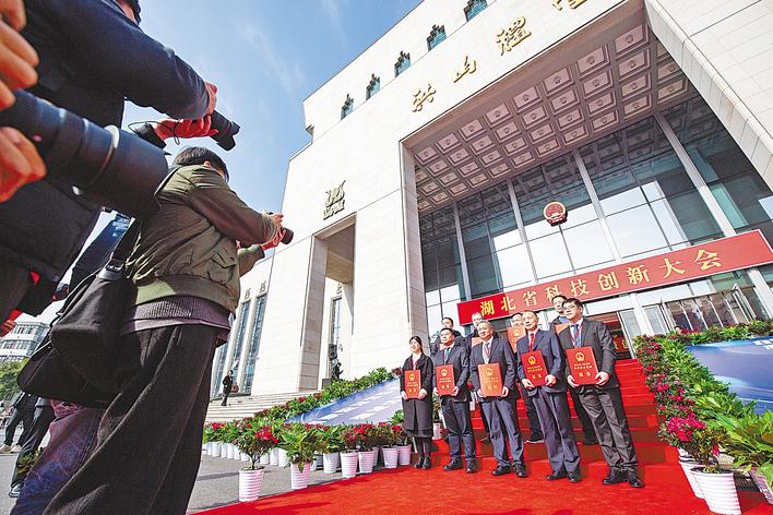 科技之星闪耀红毯 中国创造阔步向前