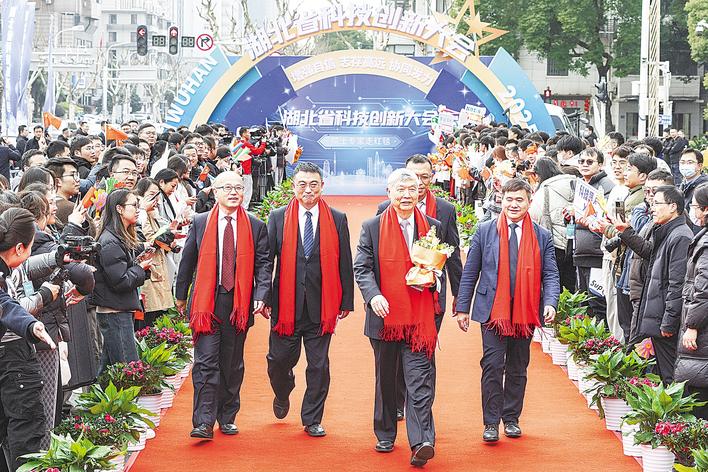 科技之星闪耀红毯 中国创造阔步向前(图2)