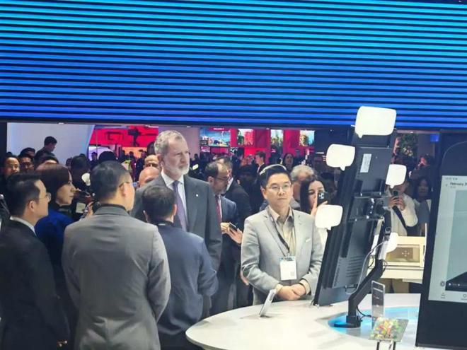 2025世界移动通信大会上西班牙国王点赞深圳智造(图4)
