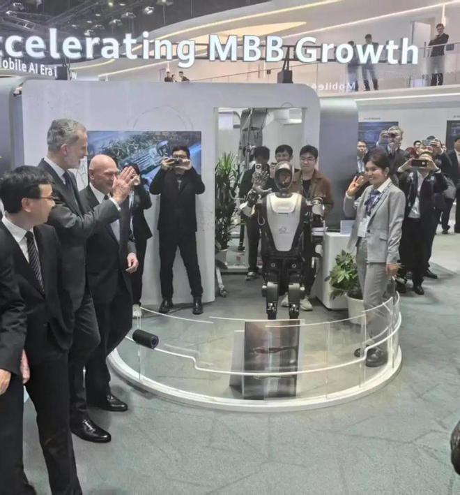 2025世界移动通信大会上西班牙国王点赞深圳智造(图3)
